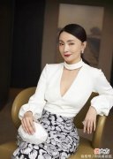 【时尚一点】小陶虹真的越老越敢穿，白色深V衬衫配包臀裙，“腰臀比”太惊艳