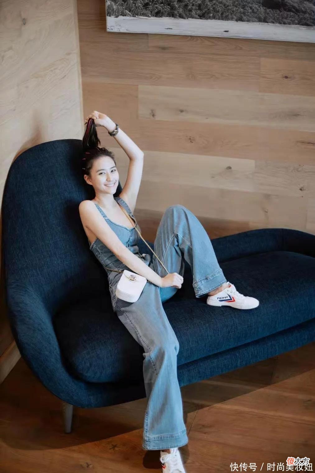 【时尚一点】赌王女儿何超莲真敢穿，格纹吊带上衣配9分裤，气场不输超模