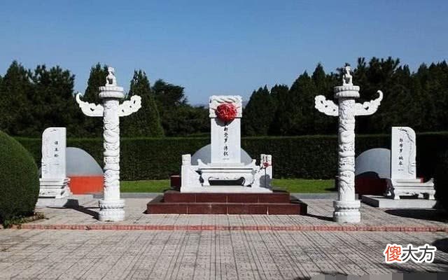 【历史故事】光绪和溥仪的墓地：仅相隔200米，一个气势恢宏，一个是小坟包！