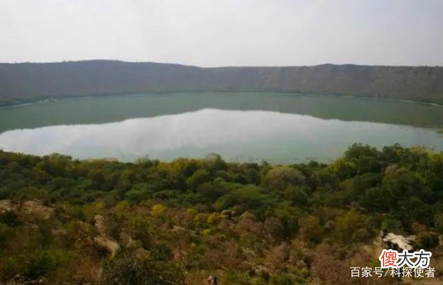 印度出现奇怪现象,一夜之间湖泊“变红”,究竟是怎么回事