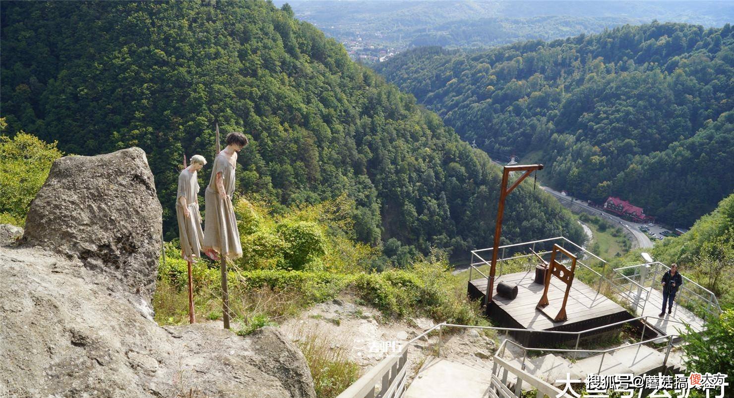 走进神秘的“吸血鬼”古堡：门前挂着2具假尸，附近有熊出没