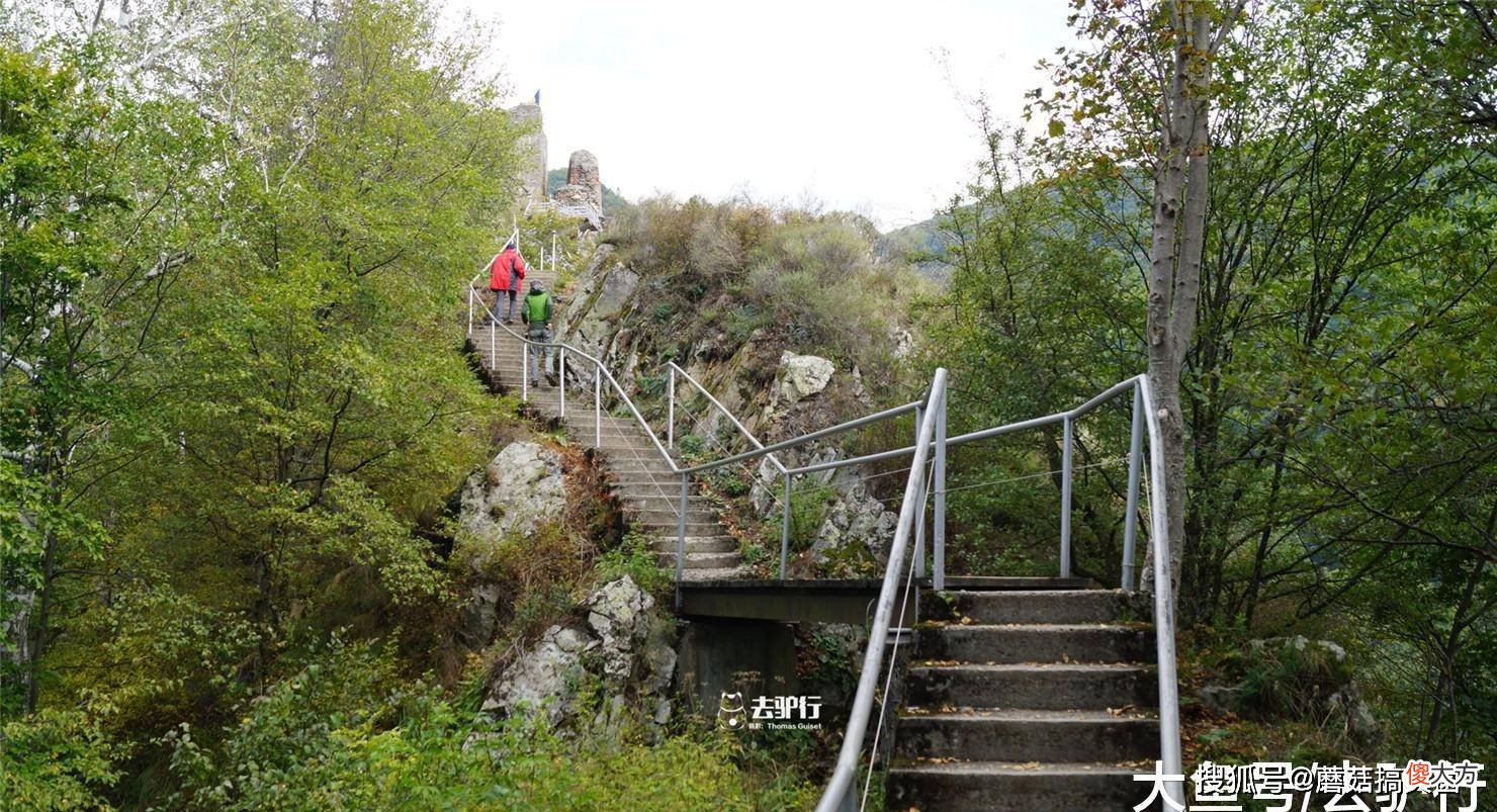 走进神秘的“吸血鬼”古堡：门前挂着2具假尸，附近有熊出没