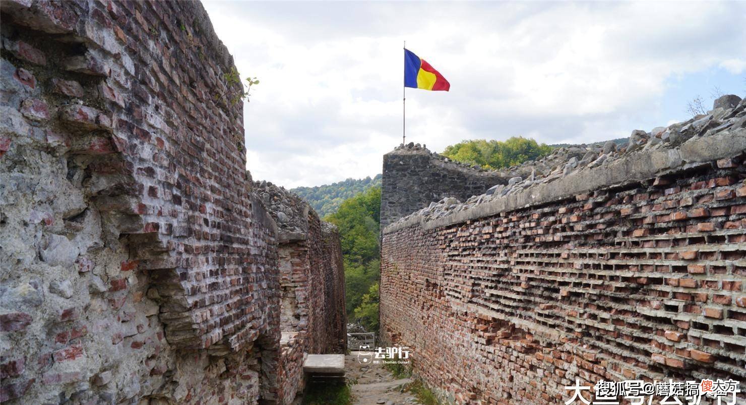 走进神秘的“吸血鬼”古堡：门前挂着2具假尸，附近有熊出没