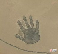 内蒙古二连浩特出现的“巨人手印”究竟是怎么回事