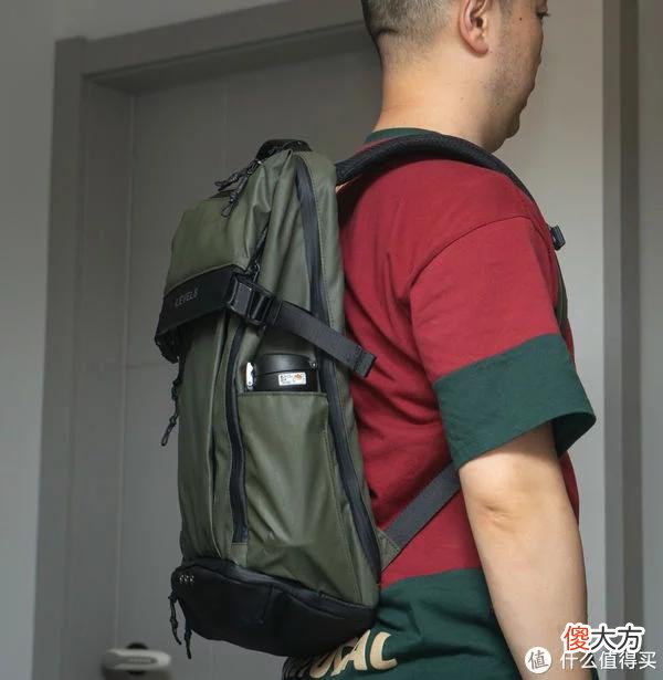 【就爱时尚】时尚又能装的地平线8号轻旅行机能双肩包