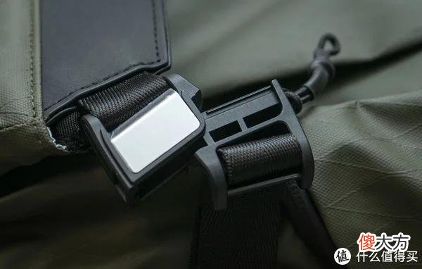 【就爱时尚】时尚又能装的地平线8号轻旅行机能双肩包