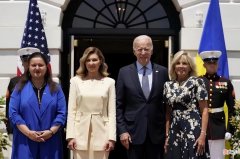 【时尚一点】乌克兰夫人又来博眼球了！穿嫩黄色抢美国夫人风头，站C位像女主