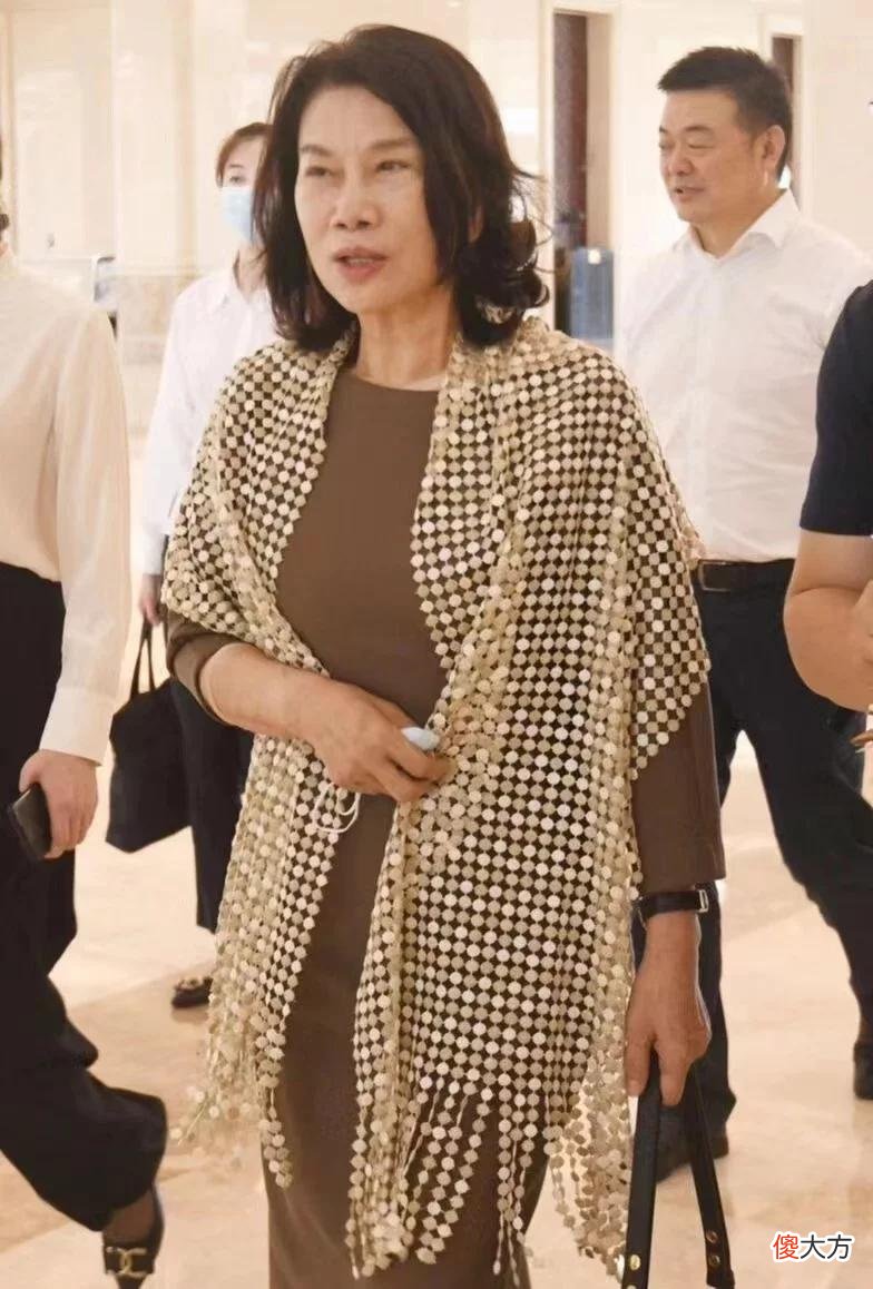 【时尚一点】董明珠也时髦起来了，长裙配披肩变韵味女人，可惜保养差脸上坑洼