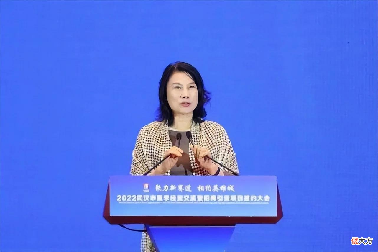 【时尚一点】董明珠也时髦起来了，长裙配披肩变韵味女人，可惜保养差脸上坑洼