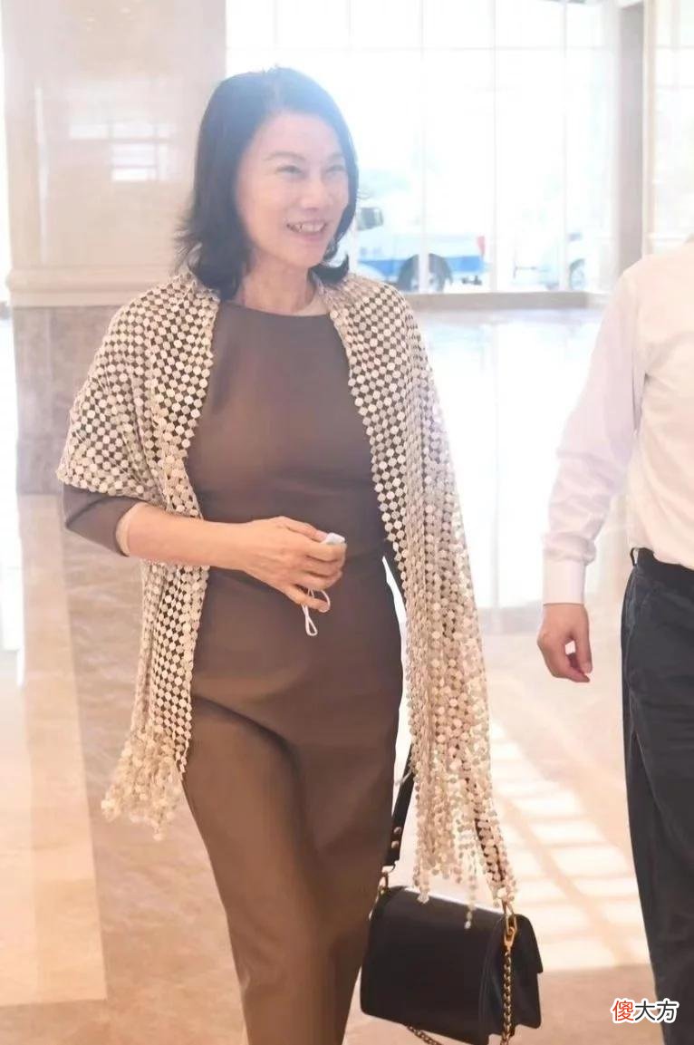 【时尚一点】董明珠也时髦起来了，长裙配披肩变韵味女人，可惜保养差脸上坑洼