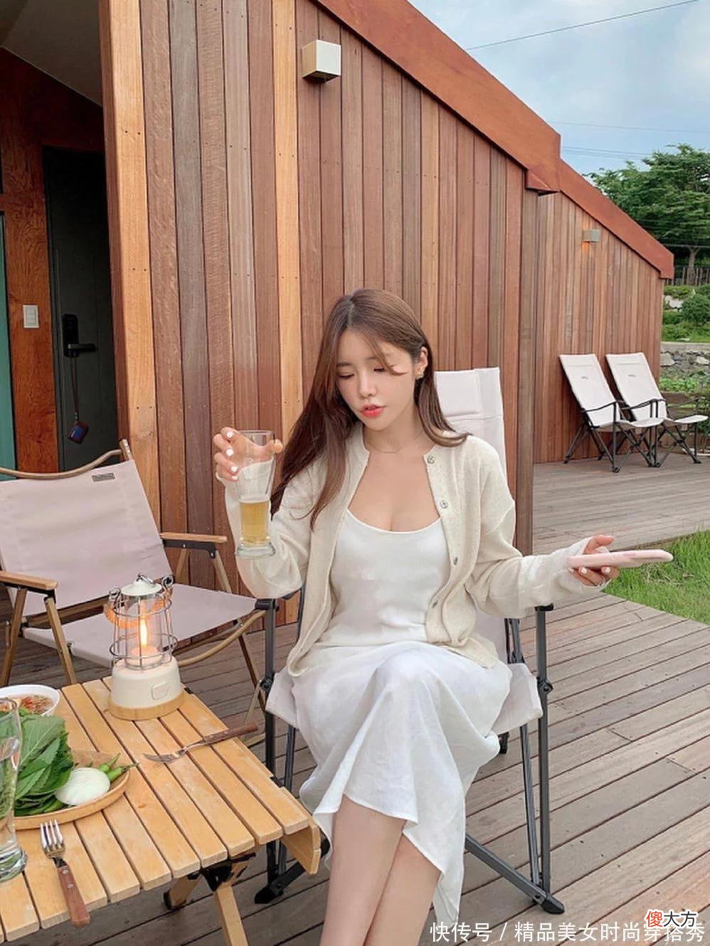 【时尚一点】别再单穿吊带裙了，当下的时髦精们更爱配开衫穿，温柔优雅还迷人