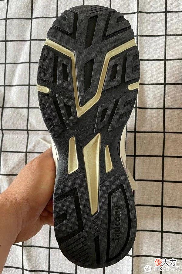 【时尚一点】Sneaker 篇一百七十六：Saucony与Yeezy Foam Runner