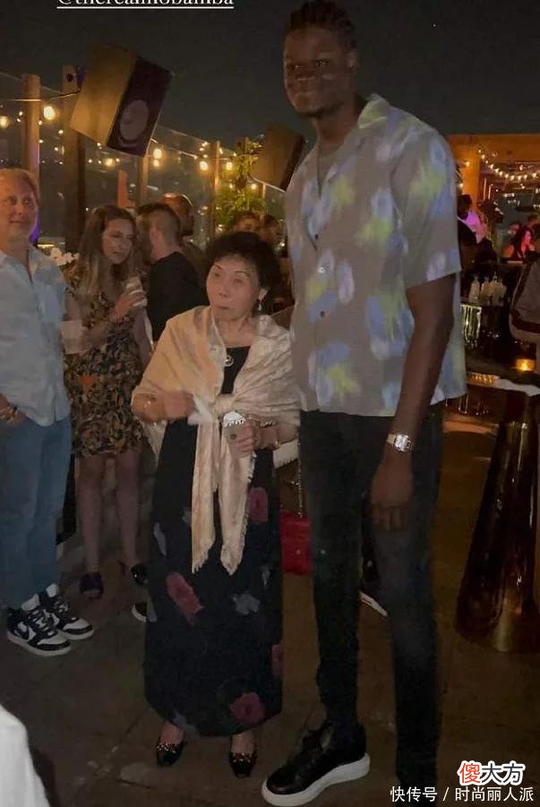 【时尚一点】谷爱凌86岁奶奶真美！披LV丝巾变贵妇，跟2米高的球员合影好活泼