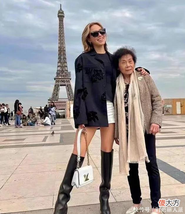 【时尚一点】谷爱凌86岁奶奶真美！披LV丝巾变贵妇，跟2米高的球员合影好活泼