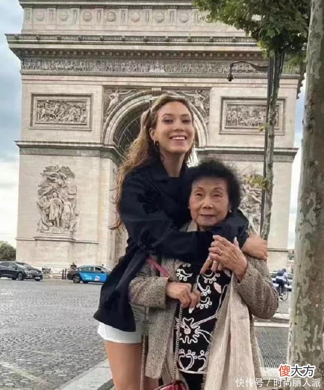 【时尚一点】谷爱凌86岁奶奶真美！披LV丝巾变贵妇，跟2米高的球员合影好活泼