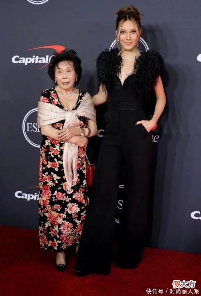 【时尚一点】谷爱凌86岁奶奶真美！披LV丝巾变贵妇，跟2米高的球员合影好活泼