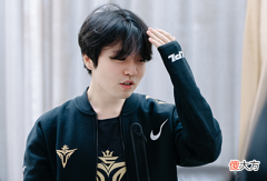 【游戏迷】Rookie直播看卡萨圣经,被卡萨气场吓到?跟阿水聊天记录成亮点