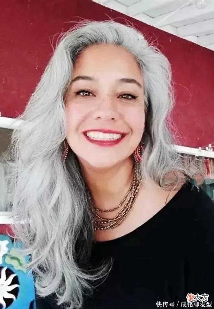 【时尚一点】上了年纪白发再多也别染，学学这些老人的发型，时髦洋气又显年轻