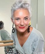 【时尚一点】上了年纪白发再多也别染，学学这些老人的发型，时髦洋气又显年轻