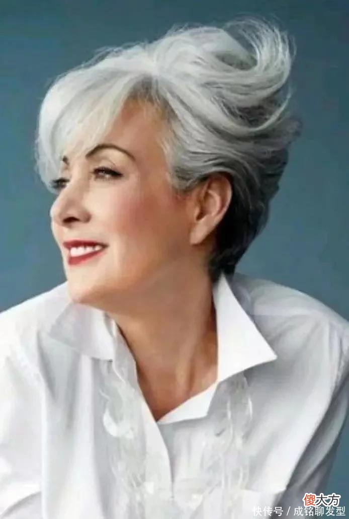 【时尚一点】上了年纪白发再多也别染，学学这些老人的发型，时髦洋气又显年轻