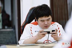 【游戏迷】AG惜败eStar,小兽BP引质疑:赛点局总拿大后期阵容,该怎么打?