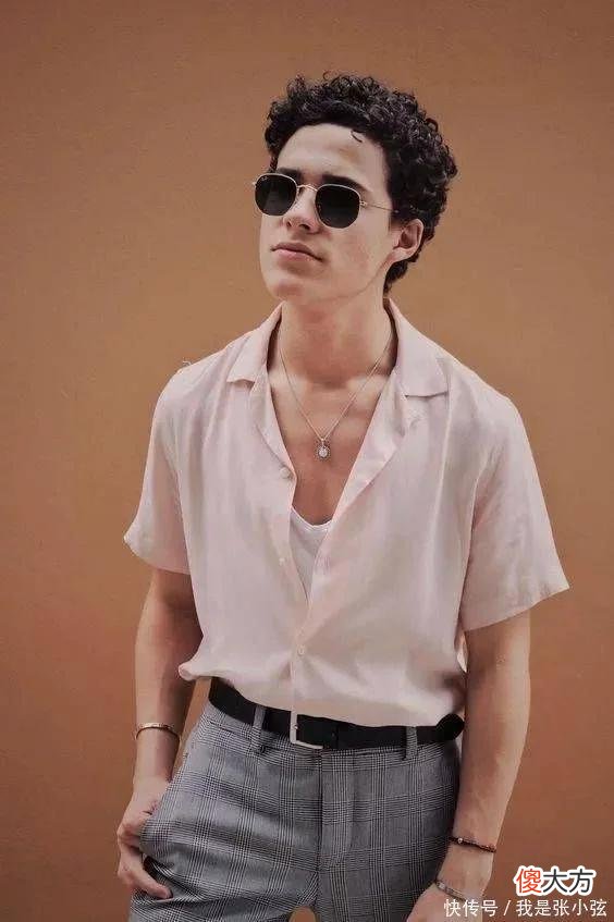 【就爱时尚】男人到中年少穿黑白灰，太老气！多穿这4种“年轻色”，减龄高级