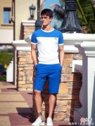 【就爱时尚】男人到中年少穿黑白灰，太老气！多穿这4种“年轻色”，减龄高级