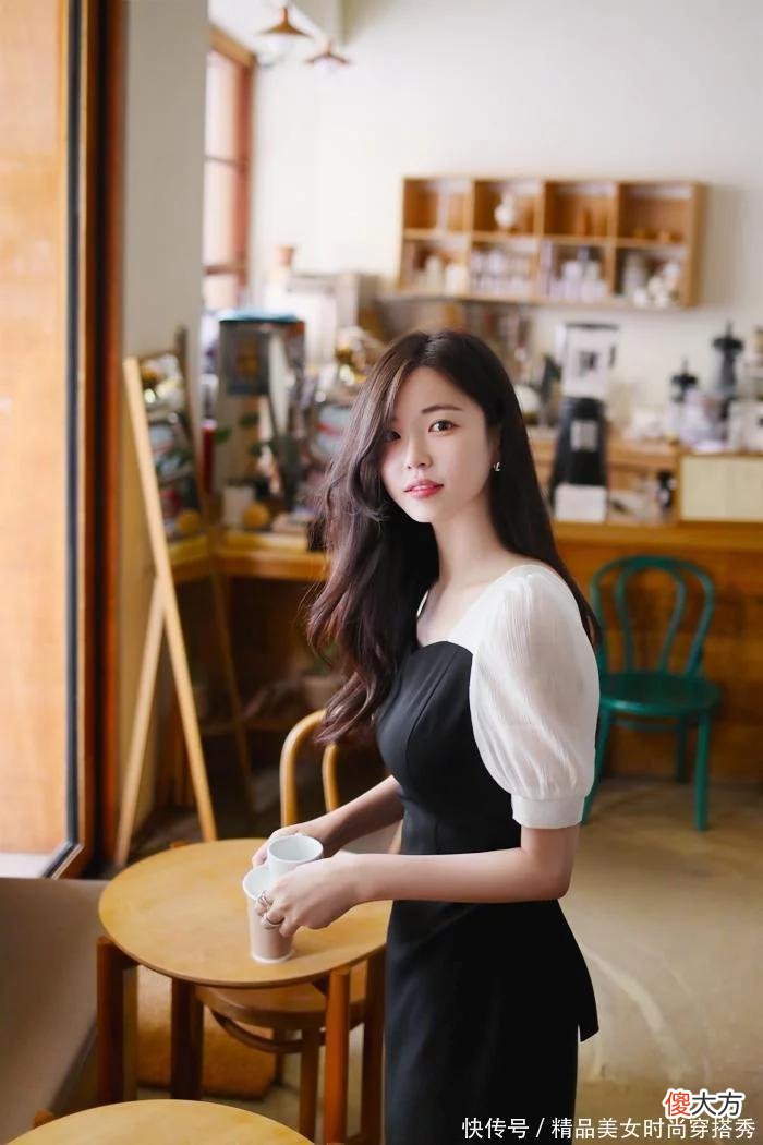 【时尚一点】半袖式半身裙，黑白拼接撞色设计，大U领造型，个性时尚