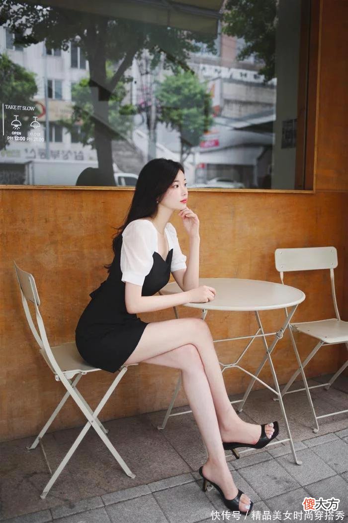 【时尚一点】半袖式半身裙，黑白拼接撞色设计，大U领造型，个性时尚