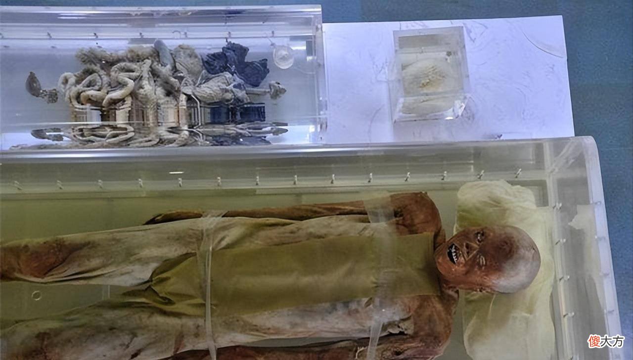 湖北惊现千年不腐男尸，考古人员从未见过，口含神秘玉印