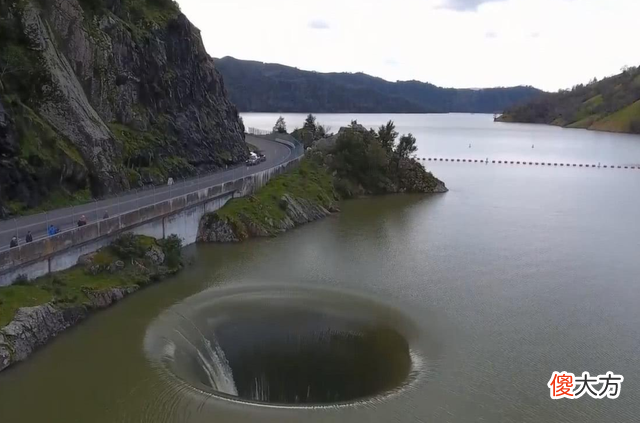 至今50多年！葡萄牙湖面上的地球破洞是什么，流入的水去了哪里？