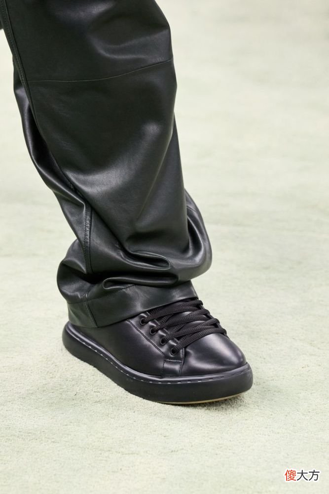 【时尚一点】BOTTEGA VENETA 推出PILLOW运动鞋系列