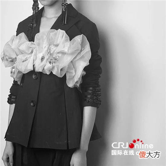 【就爱时尚】游走中意——新锐服装设计师李善兰的黑色表达