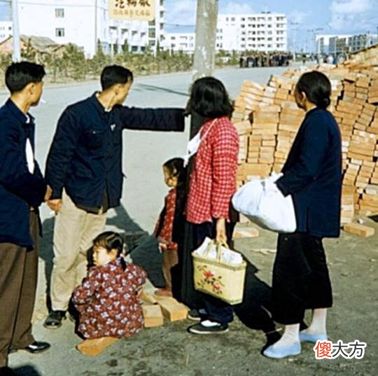 【爱历史】老照片：外国人镜头下1959年的上海，那时的徐家汇还很寒碜