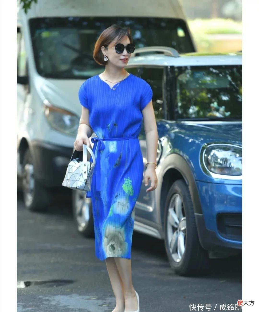 【时尚一点】50岁女人的精致穿搭，巧妙驾驭配色与搭配，让你气质满满又有品味
