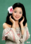 【时尚一点】看了邓丽君的穿搭，才发现：她不仅歌声动人，衣品更是优雅高贵
