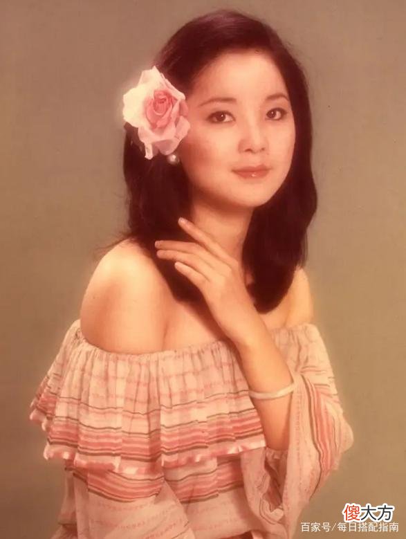 【时尚一点】看了邓丽君的穿搭，才发现：她不仅歌声动人，衣品更是优雅高贵