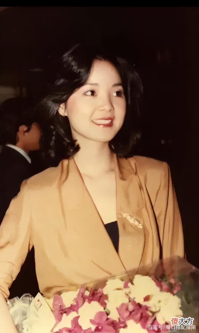 【时尚一点】看了邓丽君的穿搭，才发现：她不仅歌声动人，衣品更是优雅高贵