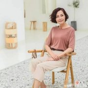【时尚一点】这才是60岁女人该有的样子：衣不紧，裙不短，发不长，优雅又得体