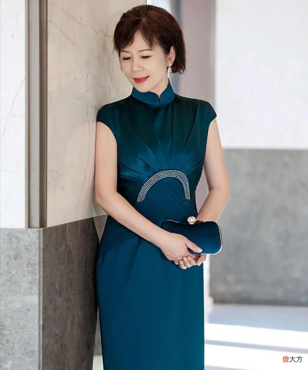 【时尚一点】这才是60岁女人该有的样子：衣不紧，裙不短，发不长，优雅又得体