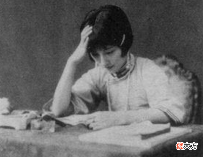 【历史故事】陆小曼结局：晚年骨瘦如柴病痛缠身，死后骨灰无人认领