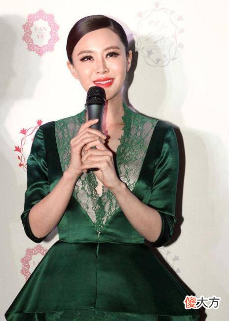 【时尚一点】佟大为娇妻关悦一袭绿色连衣裙时尚精致