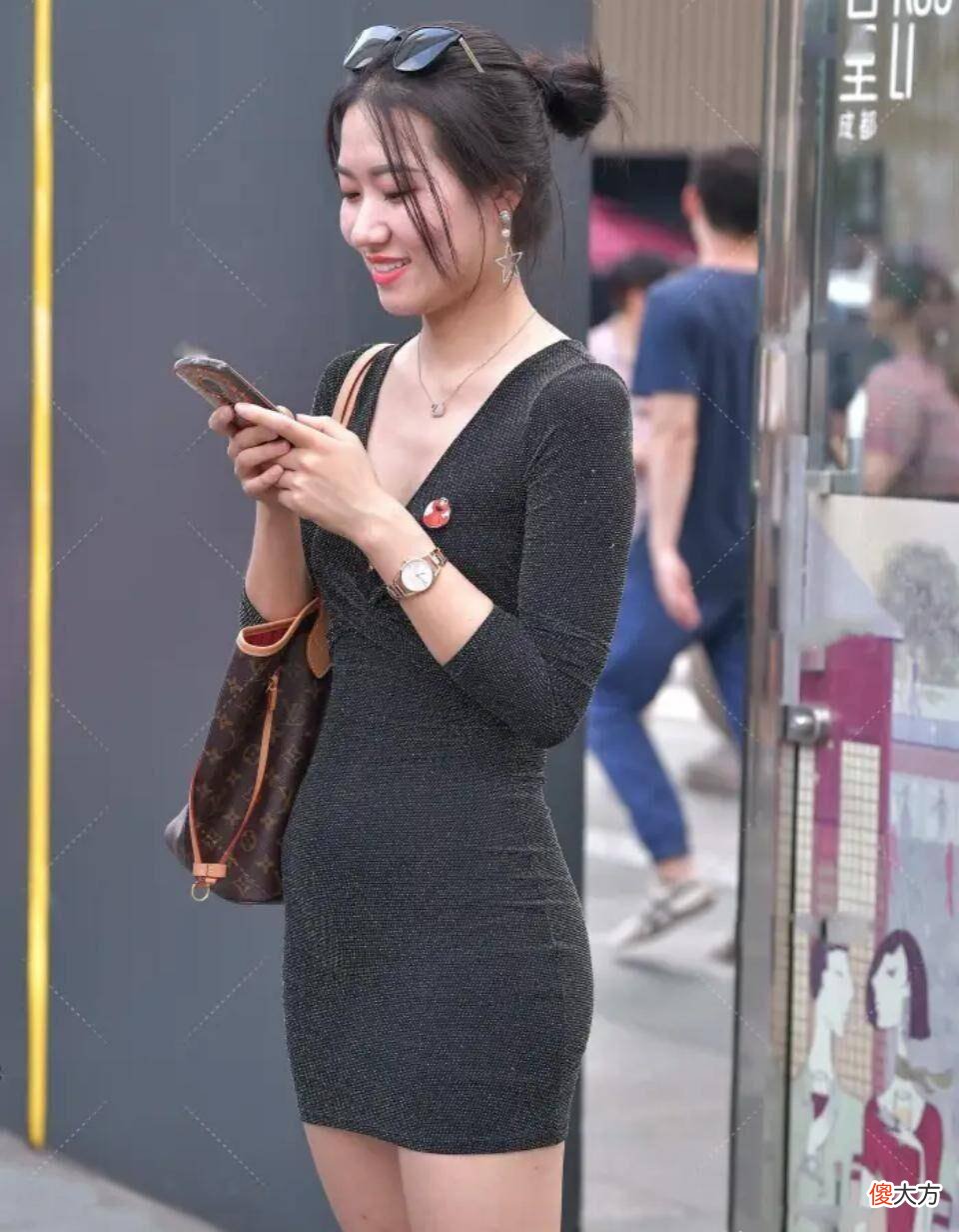 【时尚一点】黑色深v领连衣裙，尽显女性优雅时髦的气质