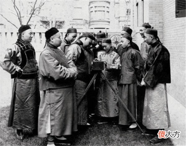【历史故事】百年前，法国摄影家拍下罕见清朝人真实样貌彩照，差距真的太大了