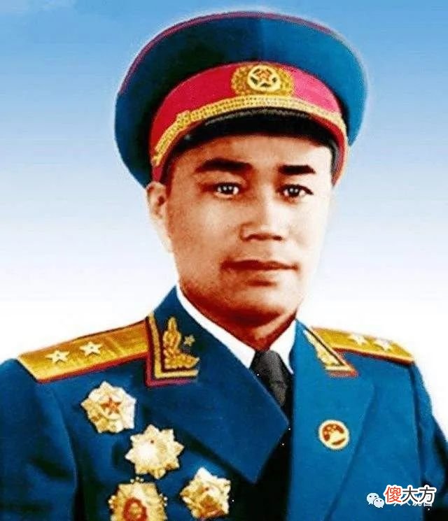 【爱历史】战场负伤，王近山不去后方医治，让人抬着上前线，后头上再中一弹