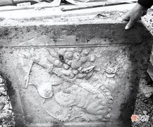 【爱历史】一个破旧“搓衣板”,上面竟然刻有圣旨?几十年来没有人发现!
