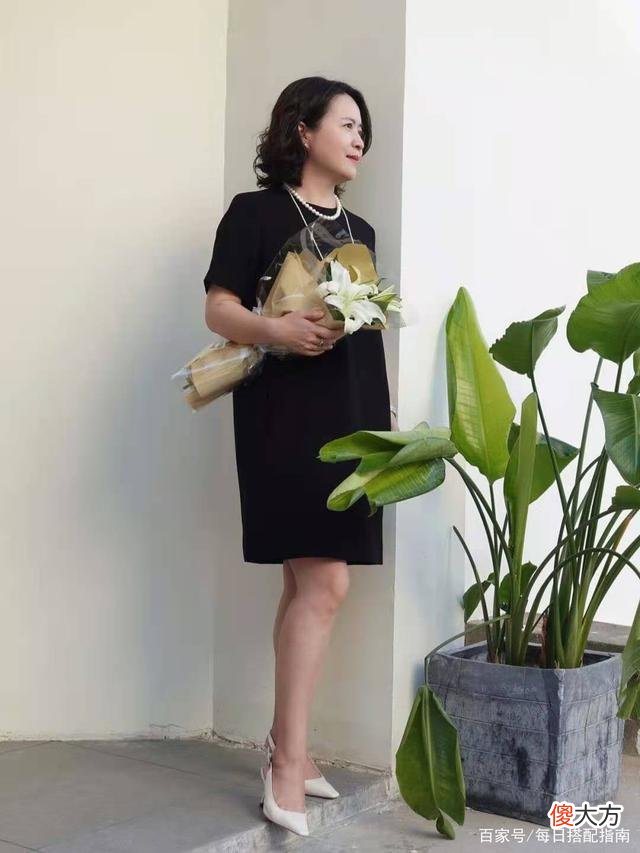 【就爱时尚】人到中年还穿不出气质？瞧这位50岁博主的示范，优雅大方显品味