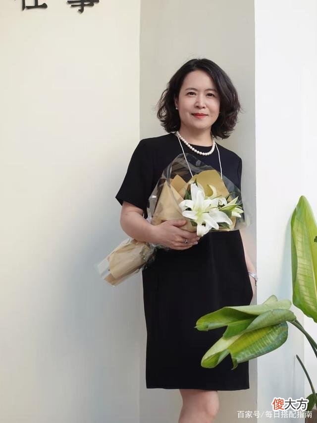 【就爱时尚】人到中年还穿不出气质？瞧这位50岁博主的示范，优雅大方显品味