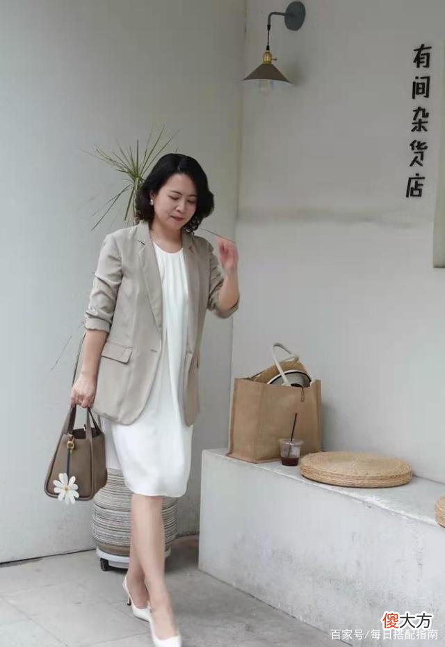 【就爱时尚】人到中年还穿不出气质？瞧这位50岁博主的示范，优雅大方显品味