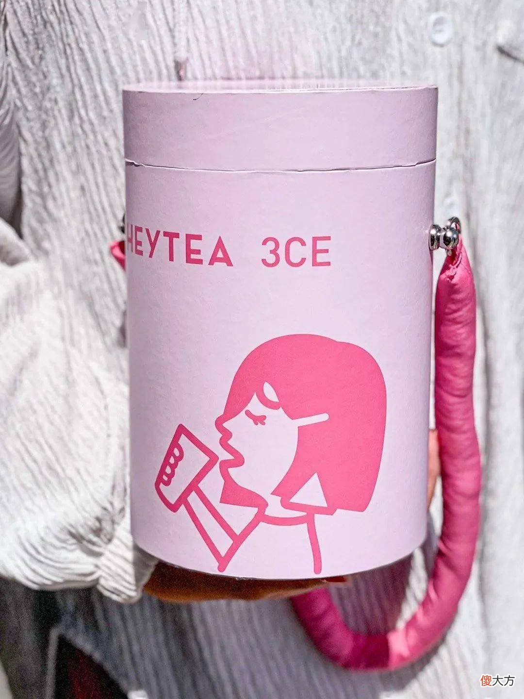 【就爱时尚】喜茶与3ce联名推出「夏日清甜女团」主题系列新品